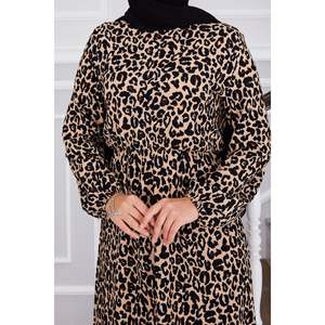 Robe hijab en crêpe à motifs léopard pour femme de carrière - Product Image 1