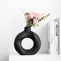 Vase en céramique élégant et tendance, taille S disponible en blanc ou noir