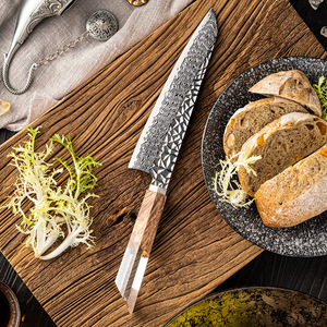 Couteau de chef en acier Damas japonais personnalisé OEM ODM en gros, manche en bois et résine, ambidextre, passe au lave-vaisselle, design moderne - Product Image 3