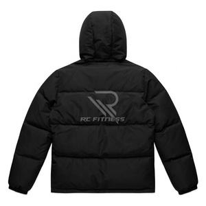เสื้อแจ็คเก็ตพัฟเฟอร์มีฮู้ดสีดำสำหรับผู้ชาย RC Fitness ผ้าโพลีเอสเตอร์กันลม เสื้อโค้ทลำลองสำหรับฤดูหนาว พร้อมโลโก้ด้านหน้าและซิปปิด - Product Image 2