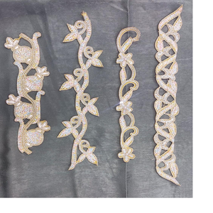 Dentelles brodées à la main, écologiques, vintage, à motifs floraux, sur mesure, pour saris et robes - Design de mode créatif - Product Image 1