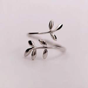 Anillo ajustable de rama de hoja de Plata de Ley 925 chapado en oro de moda para mujer, joyería de aniversario de diseño abierto inspirada en la naturaleza - Product Image 2