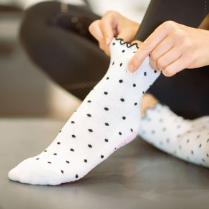 Chaussettes de Pilates personnalisées, motif à pois mignon, antidérapantes, en coton, chaussettes à grip pour le yoga, le Pilates, la barre, vente en gros d'usine au Vietnam - Product Image 5