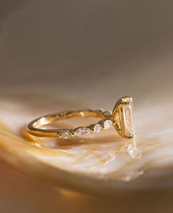 Bague Moissanite en argent 3.51 avec émeraude de 925 carats d'inspiration vintage avec marquise et pierres latérales rondes et bande délicate - Product Image 2