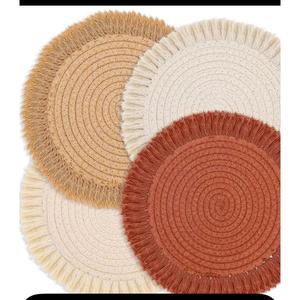 แผ่นรองจานทำมือจากปอกระเจาอย่างดี เป็นมิตรกับสิ่งแวดล้อม ผลิตจากผ้าฝ้ายดอริ เหมาะสำหรับใช้ในบ้าน ร้านกาแฟ ร้านอาหาร และโรงแรม - Product Image 1