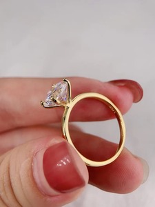 Superbe Bague de Fiançailles en Moissanite Taillée Style Vintage, Pierre Précieuse de Qualité Supérieure, Bague de Promesse et de Mariage Plaqué Or 18K à Griffes - Product Image 3