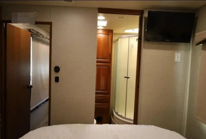 EN OFERTA: Autocaravana Usada en Excelentes Condiciones, J-A-Y-C-O G-R-E-Y RV 31DS, Modelo 2017, Alto Rendimiento, 36 pies de Largo, 2000 kg de Carga Útil, Color Oscuro - Product Image 5