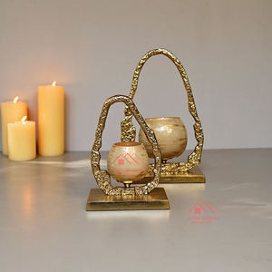 Candelabro de Metal Hecho a Mano con Acabado Dorado - Product Image 2