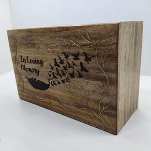 Urnas decorativas, caja de almacenamiento de cenizas de madera, diseño de grabado de pájaros voladores, urna de cremación personalizada grande para cenizas hecha a mano - Product Image 4