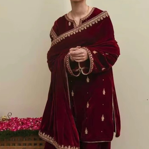VESTIDO MAROON VELVET KURTA, SALWAR & DUPPATA CON EMBELLECIDO HERMOSO TRABAJO DE BORDADO ZARI ZARDOZI para FIESTA/BODA = 2024 - Product Image 1