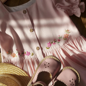 Vestido de lino suave bordado a mano para niñas, estilo informal para el primer cumpleaños de niños pequeños, OEM hecho en Vietnam - Product Image 2