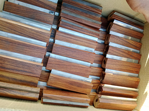 Brosse de toilettage pour chevaux Grattoirs à manche en bois Brosses de perte de poils de cheval Grattoir à poils de cheval Instruments vétérinaires disponibles dans toutes les tailles - Product Image 5