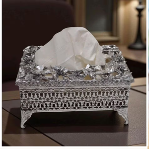 Porte-lettres ou porte-serviettes en métal argenté vintage orné avec des pieds décoratifs, disponible à prix de gros. - Product Image 1