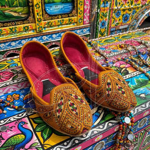 Nouveauté en stock : Khussa pour femmes, haute qualité, antidérapant, semelle extérieure en cuir personnalisable, design tendance pour la vente en ligne - Product Image 4