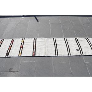 Alfombra Turca de 1.6x9.3 pies, Alfombra Vintage de Lana con Diseño Floral Blanco y Negro - Product Image 2