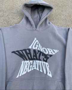 Chándal con estampado suave diseñado para la comodidad diaria que ofrece arte en relieve para atuendos inspirados en el streetwear moderno. - Product Image 4