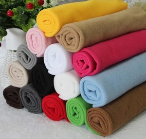ผ้าฟลีซโพลีเอสเตอร์ออร์แกนิก100ขนแกะป้องกันเม็ดโพลีเอสเตอร์180 GSM เสื้อผ้าย้อมสีล้วนๆ128สีต่างกัน - Product Image 3