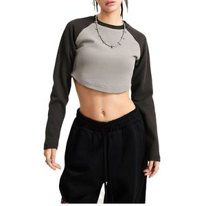 Camisetas raglán ajustadas a la moda para mujer, camisetas de manga larga personalizadas, camisetas raglán recortadas transpirables para mujer - Product Image 1