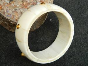 Bracelets larges faits à la main en os naturel blanc écologiques avec des accents de pierres turquoise et de points en laiton, bijoux ethniques tendance pour - Product Image 3