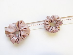 Chouchous en soie Cravate pour cheveux en soie pour petite amie Demoiselle d'honneur Élastique pour cheveux en soie Chouchou recyclé beige - Product Image 2