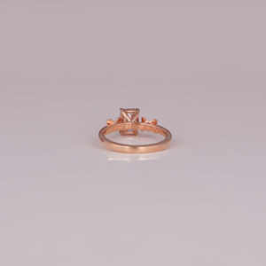 Bague de fiançailles à la mode plaquée or rose 14 carats coupe rayonnante diamant cultivé en laboratoire classique conception personnalisée bagues fines certifiées IGI - Product Image 3