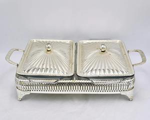 Casserole à double compartiment avec finition argentée, avec couvercles et support, pour servir des plats chauds et pour la présentation de table festive, en provenance d'Inde - Product Image 1