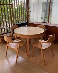 Grande table à manger en bois fabriquée à la main pour six à huit personnes conçue avec des pieds classiques et une surface polie pour les repas formels - Product Image 5