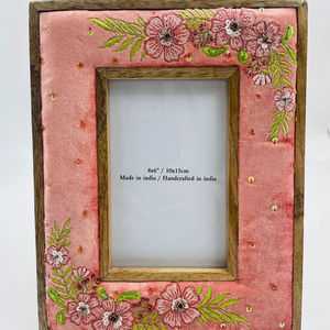 Cadre photo vertical en bois et tissu, fait main, de luxe, moderne, forme personnalisée, collection printemps, brodé et perlé, léger et durable - Product Image 1