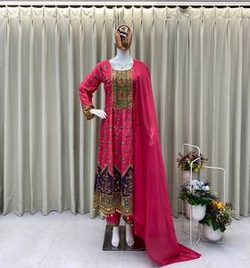 ชุดเดรสฤดูร้อนยาวถึงเข่าทรงหลวมแขนยาวพิมพ์ลายดอกไม้ปักลายดอกไม้ทำจากผ้าไหม Chinon - Product Image 3