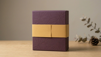 Boîte cadeau rigide de luxe personnalisée en papier d'art gaufré violet et jaune pour ensemble cravate et pochette homme, emballage professionnel de Noël
