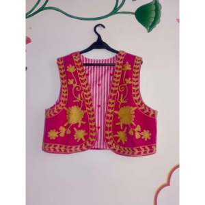 Chaleco de Terciopelo Rosa para Mujer con Bordado a Mano y Decoración Vintage, Talla Única, Prenda Exterior con Método de Tejido de Punto y Logotipo - Product Image 1