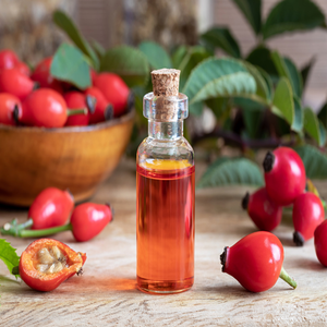Huile de cynorrhodon biologique pressée à froid 100% pure de qualité supérieure Aroma World, approvisionnement en gros pour les formules de soins de la peau et des cheveux - Product Image 1