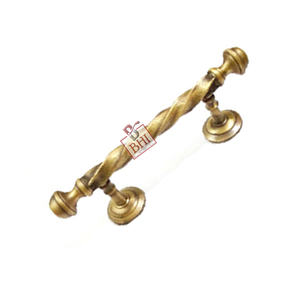 Tirador de puerta de hierro fundido sólido Twist diseño español en roseta - Product Image 2