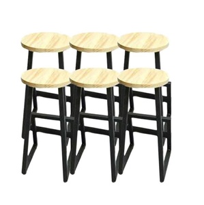 Tabouret de bar en bois et fer robuste avec finition patinée et structure solide, parfait pour une utilisation extérieure et intérieure - Product Image 2