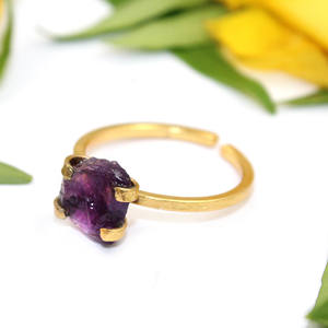 Anillo de piedra de amatista en bruto Natural de moda contemporánea anillo ajustable de ajuste de punta chapada en oro para ella joyería al por mayor India - Product Image 2