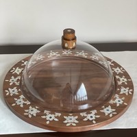 Plateau de service en bois d'acacia avec petit dôme en verre transparent pour servir des desserts et des outils à gâteau au fromage