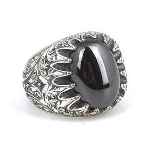 Anillo de Plata de Ley 925 para Hombre con Ónix Ovalado Grande y Diseño Grabado - Product Image 2