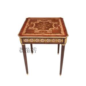 Mesa Auxiliar Cuadrada de Lujo con Intrincados Medallones Geométricos de Porcelana Pintados a Mano y Decoración de Latón Dorado Estilo Palacio - Product Image 1