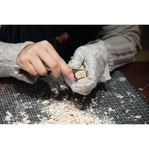 Scultura in Legno Intagliata a Mano YEEYAYA, Figurina di Balena Grigia da 4,2 Pollici, Decorazione Marina per Interni - Product Image 4