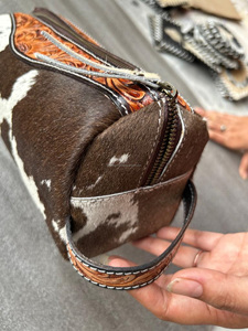 ทําด้วยมือผมบน Cowhide และหนังเครื่องสําอางค์กระเป๋าที่ไม่ซ้ํากันสไตล์ตะวันตกแต่งหน้าของแท้หนังกระเป๋า - Product Image 2