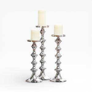 Juego de Portavelas de Metal Plateado Pulido con Tallo Esculpido para Decoración Contemporánea Única - Product Image 1