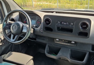 Fourgonnette Mercedes Sprinter Diesel 4X2 6 places Euro 6 Climatisation automatique Nouveau camion de fret - Product Image 4