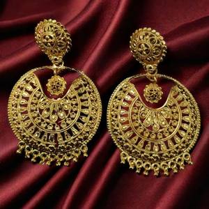 Vente en gros de boucles d'oreilles en pierre serties de luxe conçues en plaqué or 22CT Boucles d'oreilles de style Jhumka Bijoux pour femmes - Product Image 1