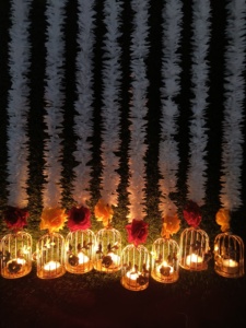 Jaula de pájaros colgante de Metal Tealight Lantern White Gajra & Rose Door Hanging Wedding,Diwali & Festival Home Table Centerpiece Decor - Product Image 3