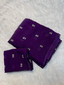 ผ้าซิ่นซาตินไหมสำหรับผู้หญิงระดับพรีเมียม พร้อมดีไซน์ลายสองเฉดสี ประดับด้วยงานปักดิ้นซารีและเลื่อมทั่วผืน - Product Image 2