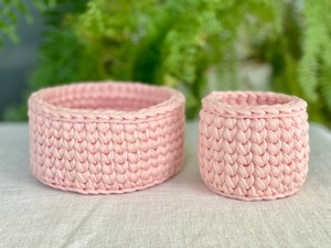 Ensemble de 2 petits paniers en macramé rose faits à la main pour ranger les clés, les bijoux et les objets essentiels, organisateur élégant pour la décoration de la maison en provenance d'Inde - Product Image 1