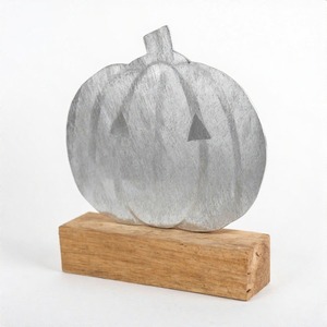 Linterna de casa embrujada hecha de aluminio fundido, acabado en negro mate para una iluminación dramática de Halloween en ventanas o patios. - Product Image 1