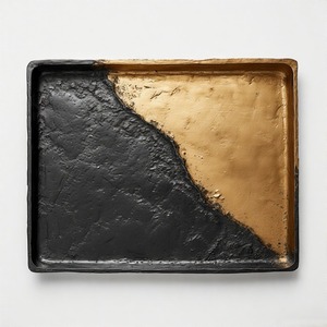 Plateau de service en aluminium satiné Mirage forme rectangulaire allongée avec poignée à bordure surélevée et texture lisse pour table somptueuse - Product Image 1