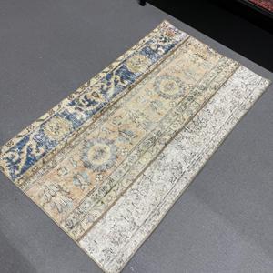 Alfombra Turca Vintage de 2.2x3.8 pies (67x117 cm), Alfombra de Lana Azul con Diseño Floral - Product Image 5