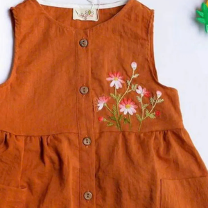 Vestido de lino suave bordado a mano para niñas, estilo informal para el primer cumpleaños de niños pequeños, OEM hecho en Vietnam - Product Image 6
